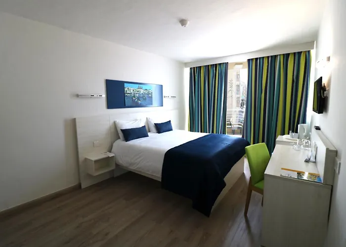 Santana & Otel St. Paul's Bay